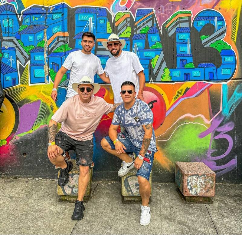 El "Huaso" con sus amigos en Colombia.