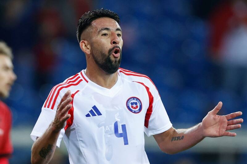 Mauricio Isla firmaría por los próximos 12 meses en Colo Colo.