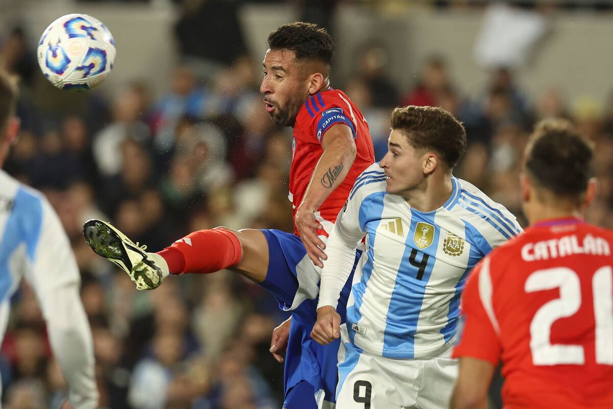 Mauricio Isla frente a Argentina por Eliminatorias.