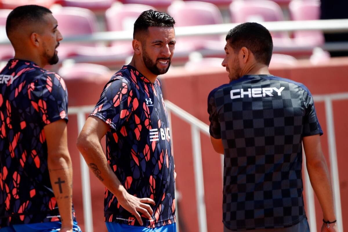Plantel de la UC habría mantenido reunión con Mauricio Isla. Foto: Aton.