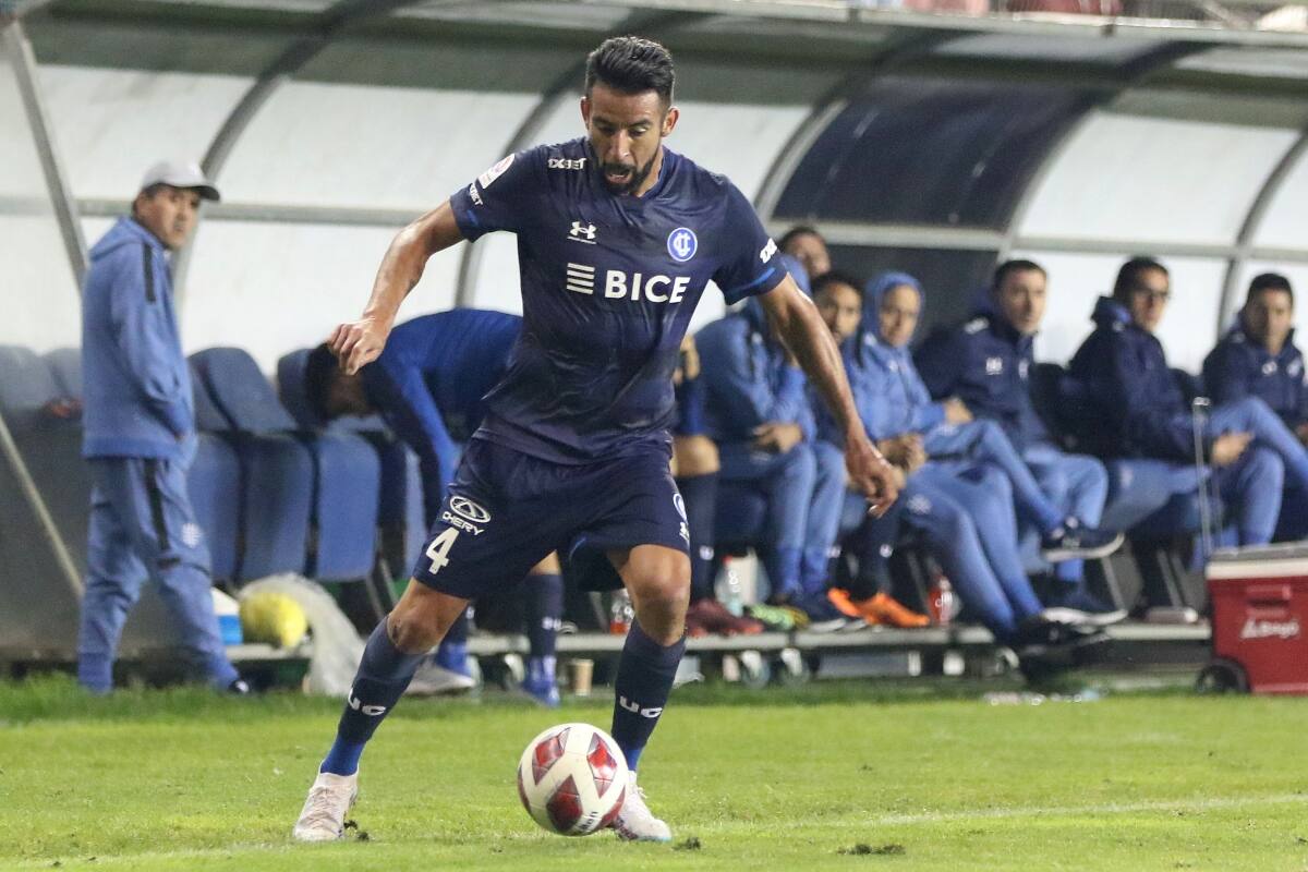 Mauricio Isla será titular en la UC. Foto: Agencia Aton.