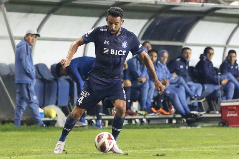 Mauricio Isla será titular en la UC. Foto: Agencia Aton.