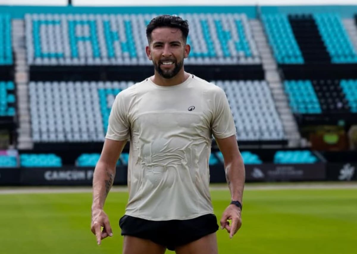 El lateral apareció entrenando en el Cancún FC. Foto: @MauricioIsla4chile.