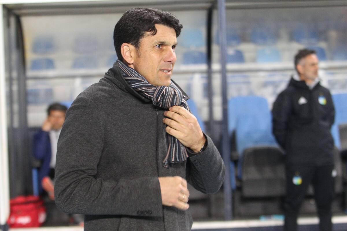 es el favorito para asumir en la banca de Everton. Foto: Aton.