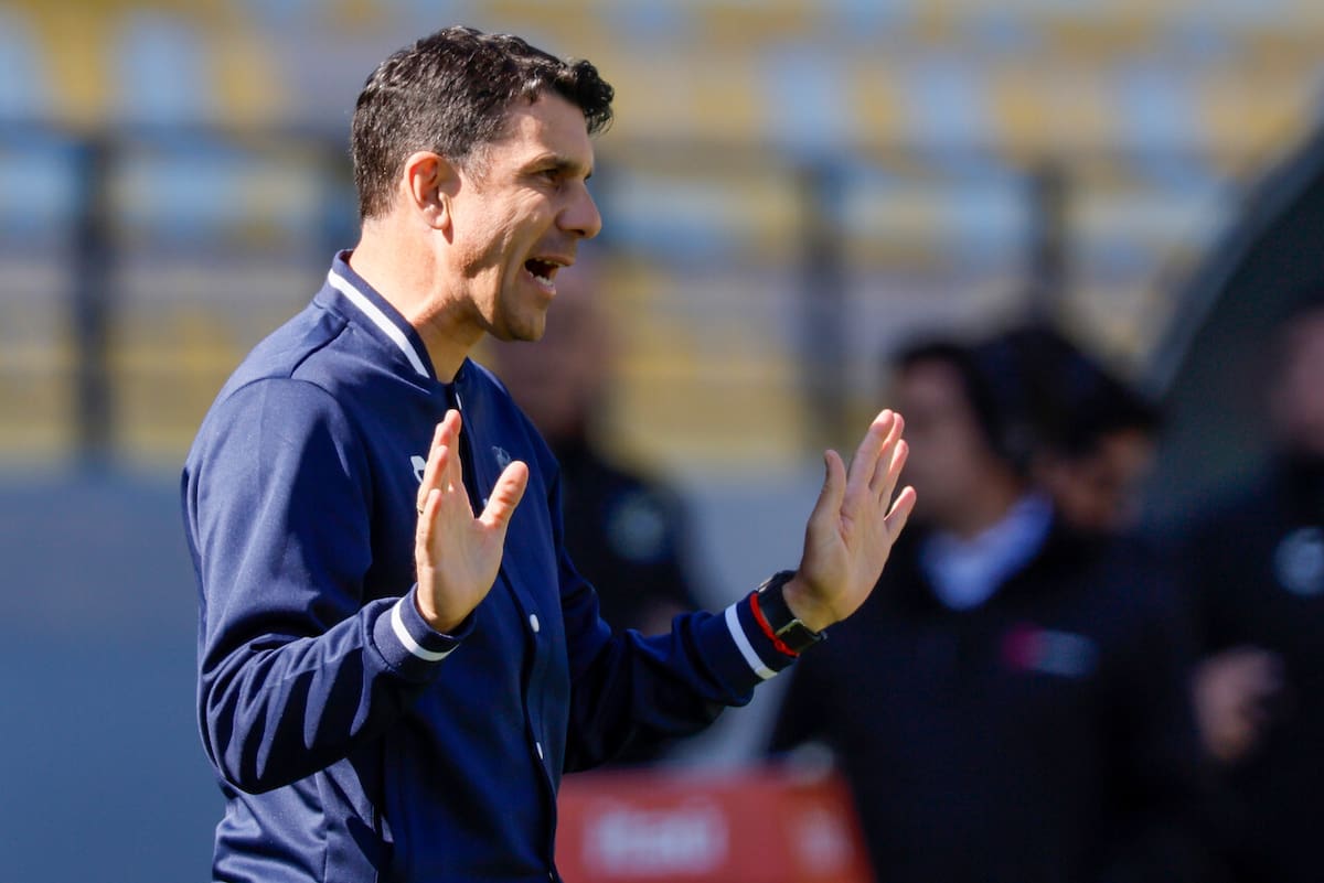 sigue siendo el DT de Everton pese a haber presentado su renuncia. (Foto: Aton)