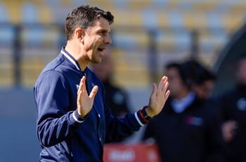 De momento sigue: DT de Everton dirigió este lunes horas después de haber presentado la renuncia