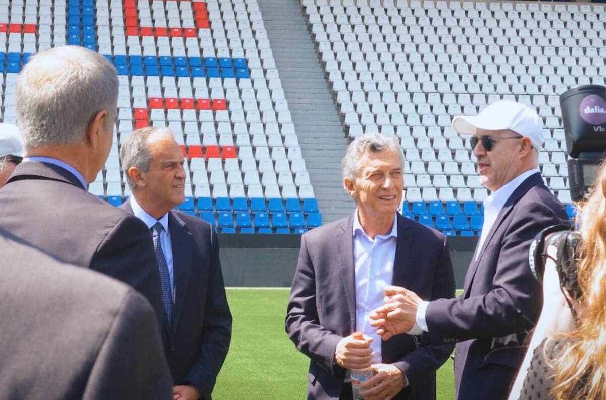 Mauricio Macri aterriza en Chile y visita el Claro Arena de la UC: “Muy lindo, moderno”