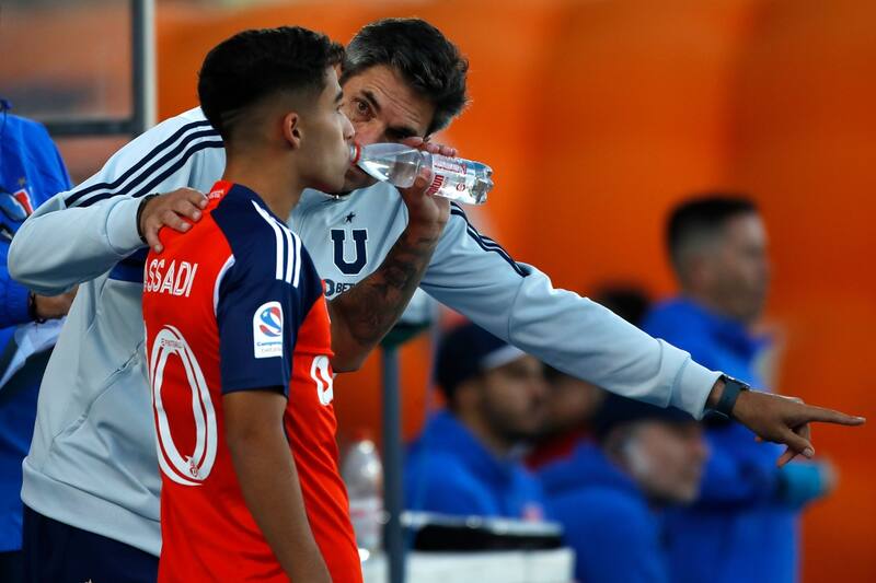 entregándole indicaciones al juvenil de Universidad de Chile, Lucas Assadi.