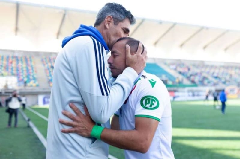 El entrenador saluda a Marcelo Díaz en el Campeonato Nacional.