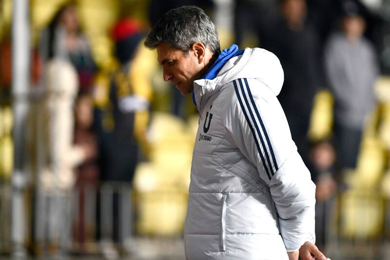 dirigiendo a Universidad de Chile.