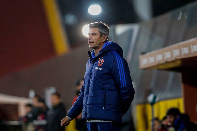 El DT argentino Mauricio Pellegrino durante la derrota de Universidad de Chile ante O'Higgins en Santa Laura (Foto: Aton)