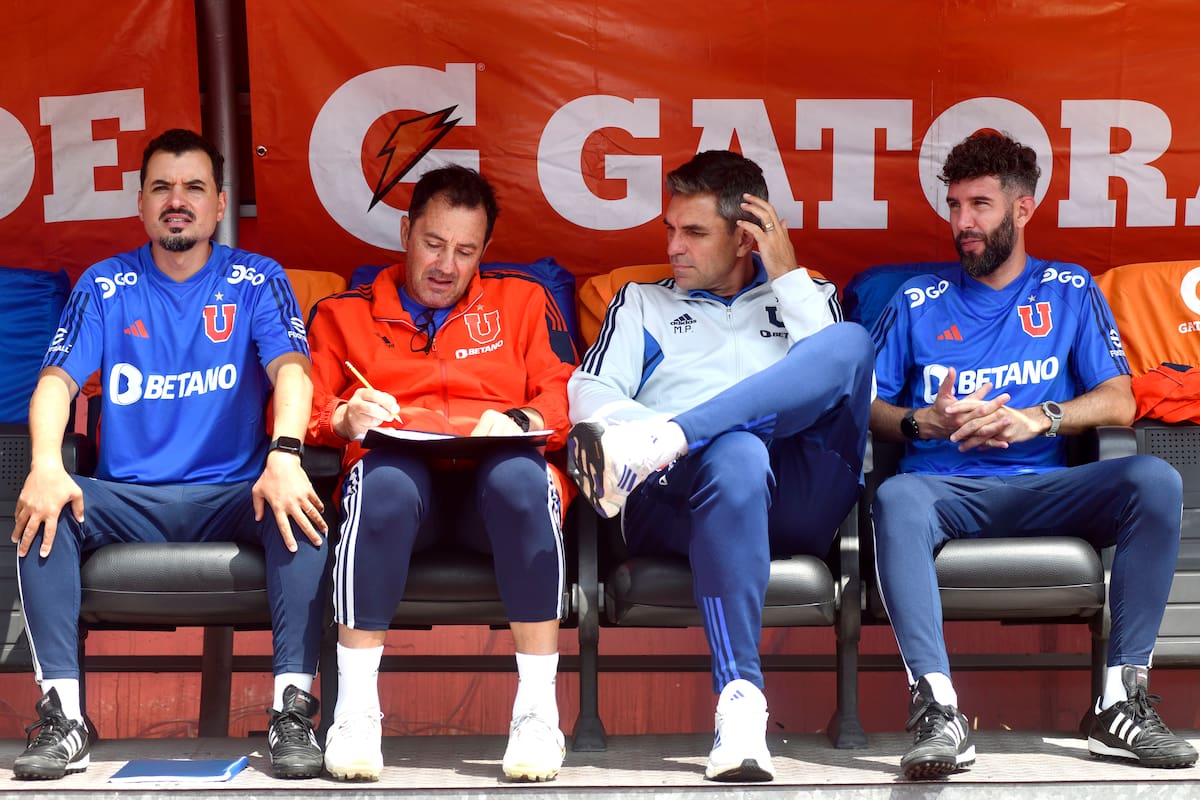 El DT de la U junto a sus ayudantes | Photosport