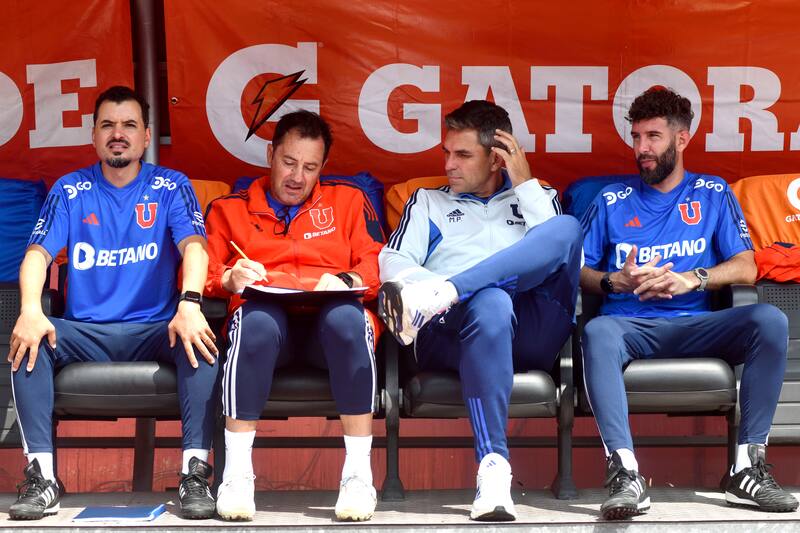 El DT de la U junto a sus ayudantes | Photosport
