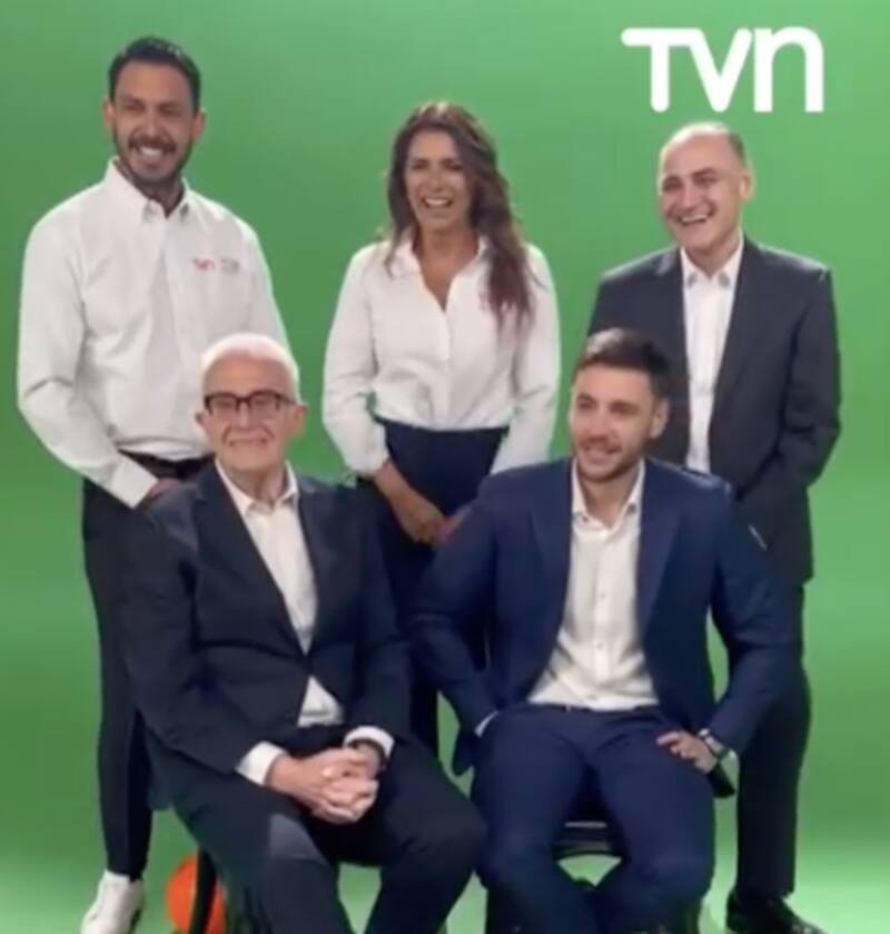 Mauricio Pinilla y su equipo de TVN. Foto: Instagram.
