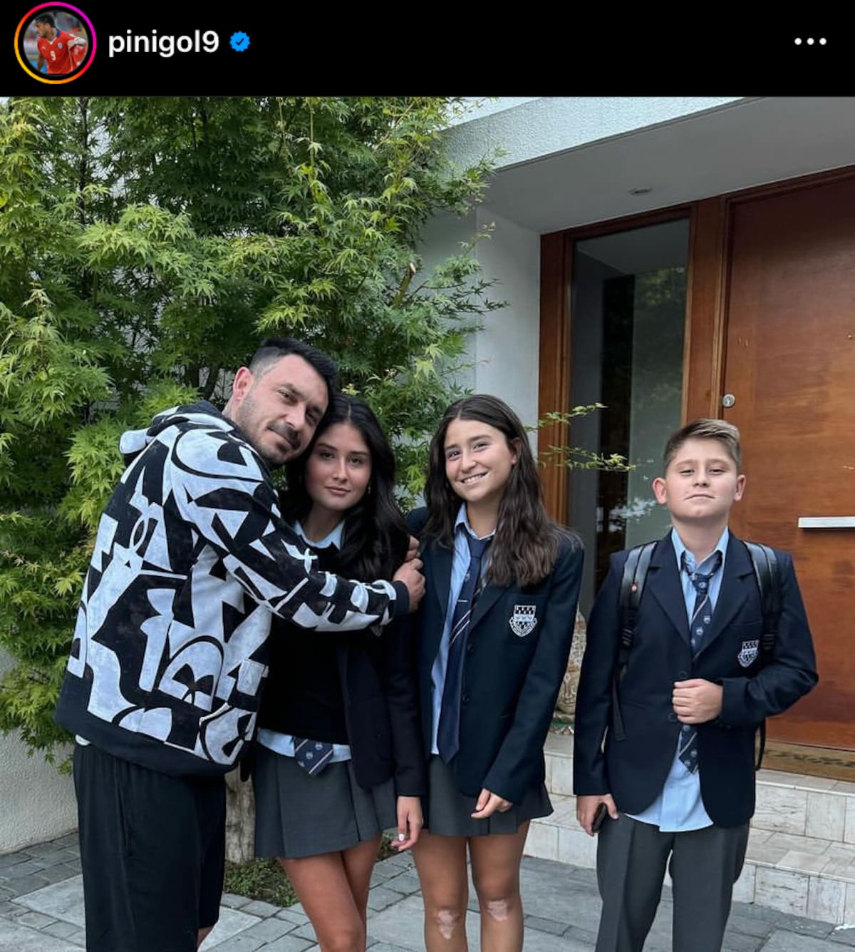 Mauricio Pinilla y sus hijos