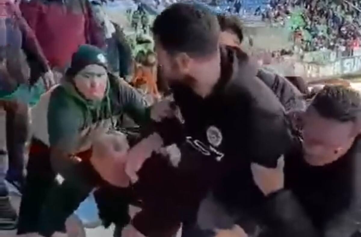 agrediendo a hincha de Deportes Puerto Montt.