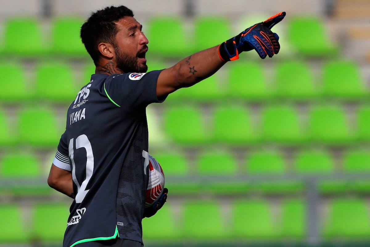 jugó más de 200 partidos con la camiseta de Santiago Wanderers, club en el que se formó y del que es hincha.