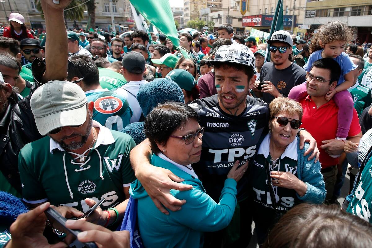 junto a hinchas de Wandereres en una manifestación el 2019, luego que la ANFP negara el ascenso de los Caturros, decisión que finalmente fue reconsiderada.