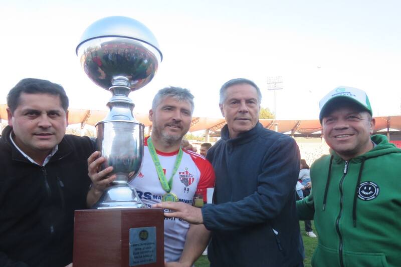 Mauricio Zenteno levantó el trofeo del torneo regional Seniors 35 de la ANFA. (Foto: @VitrinaDeport)