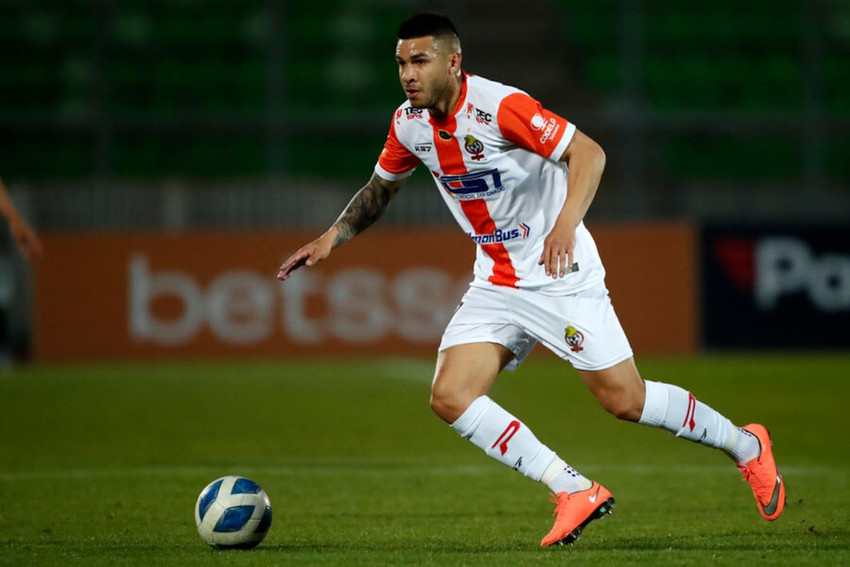 Mauro González, nuevo refuerzo de Deportes Temuco, jugando con la camiseta de Cobresal. Foto: Aton.