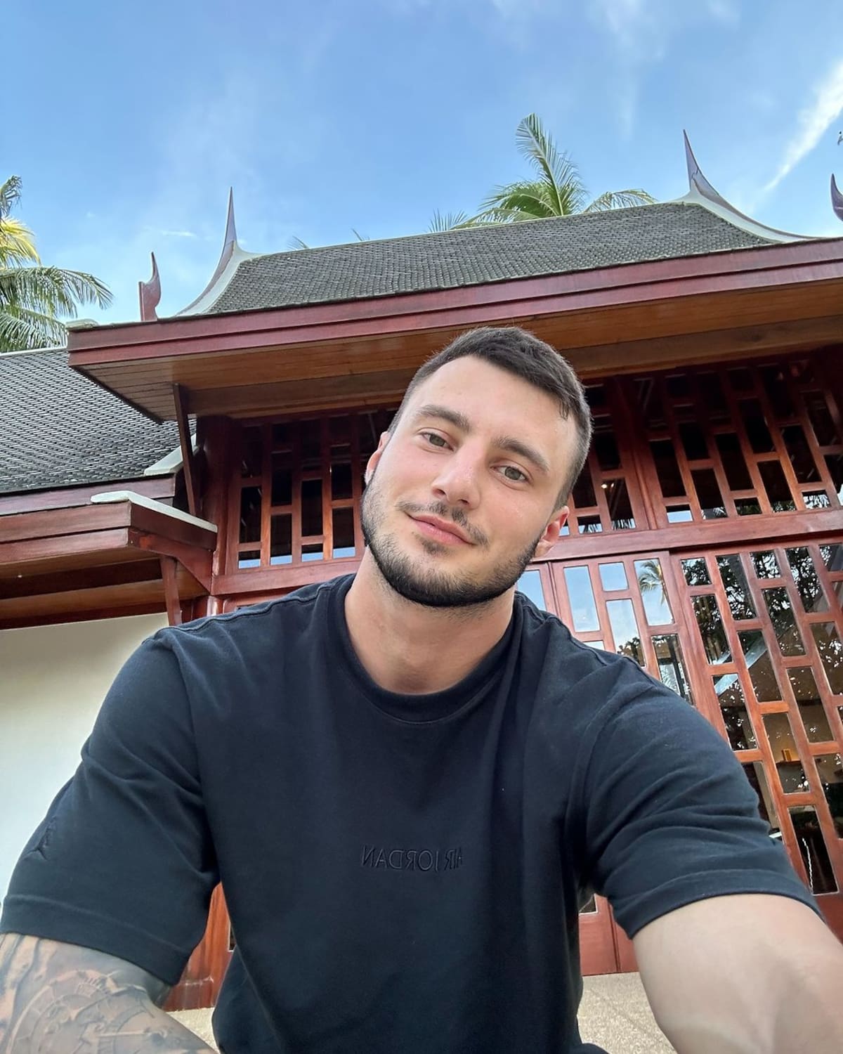 Max Barz trabaja subiendo contenido para adultos.