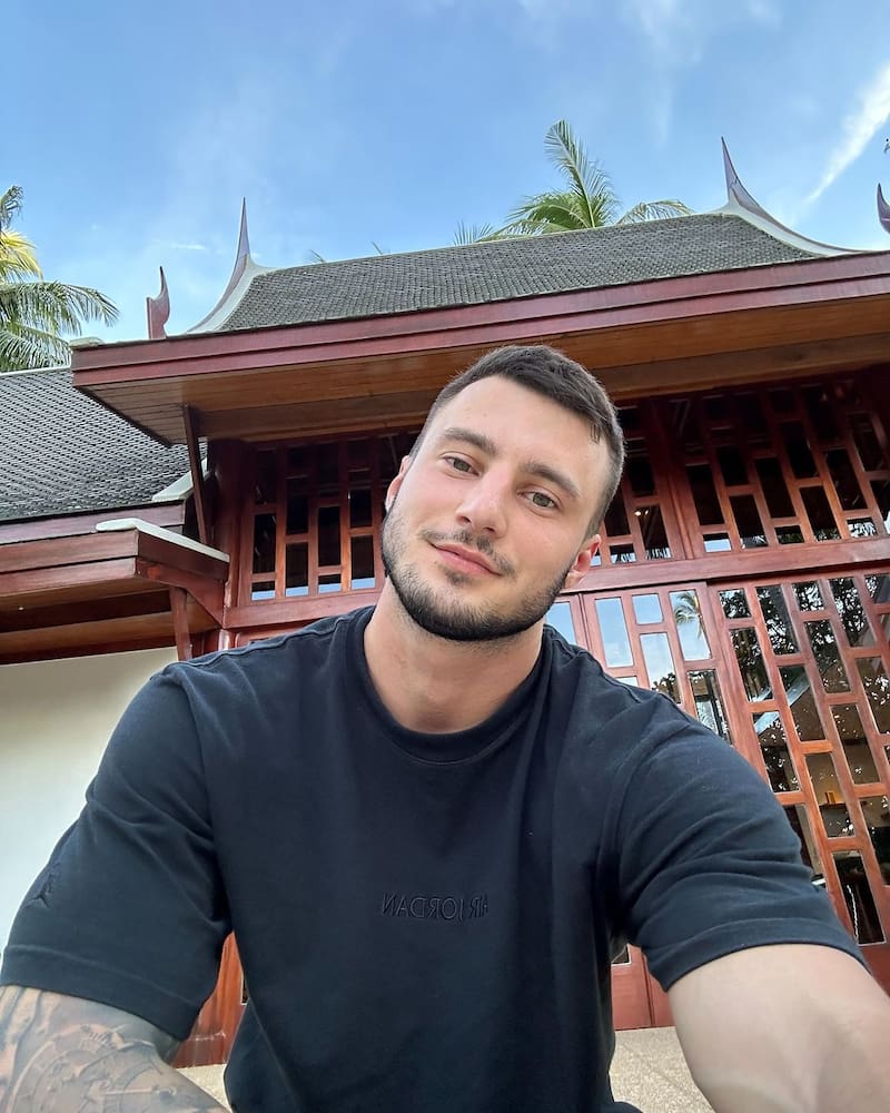 Max Barz trabaja subiendo contenido para adultos.