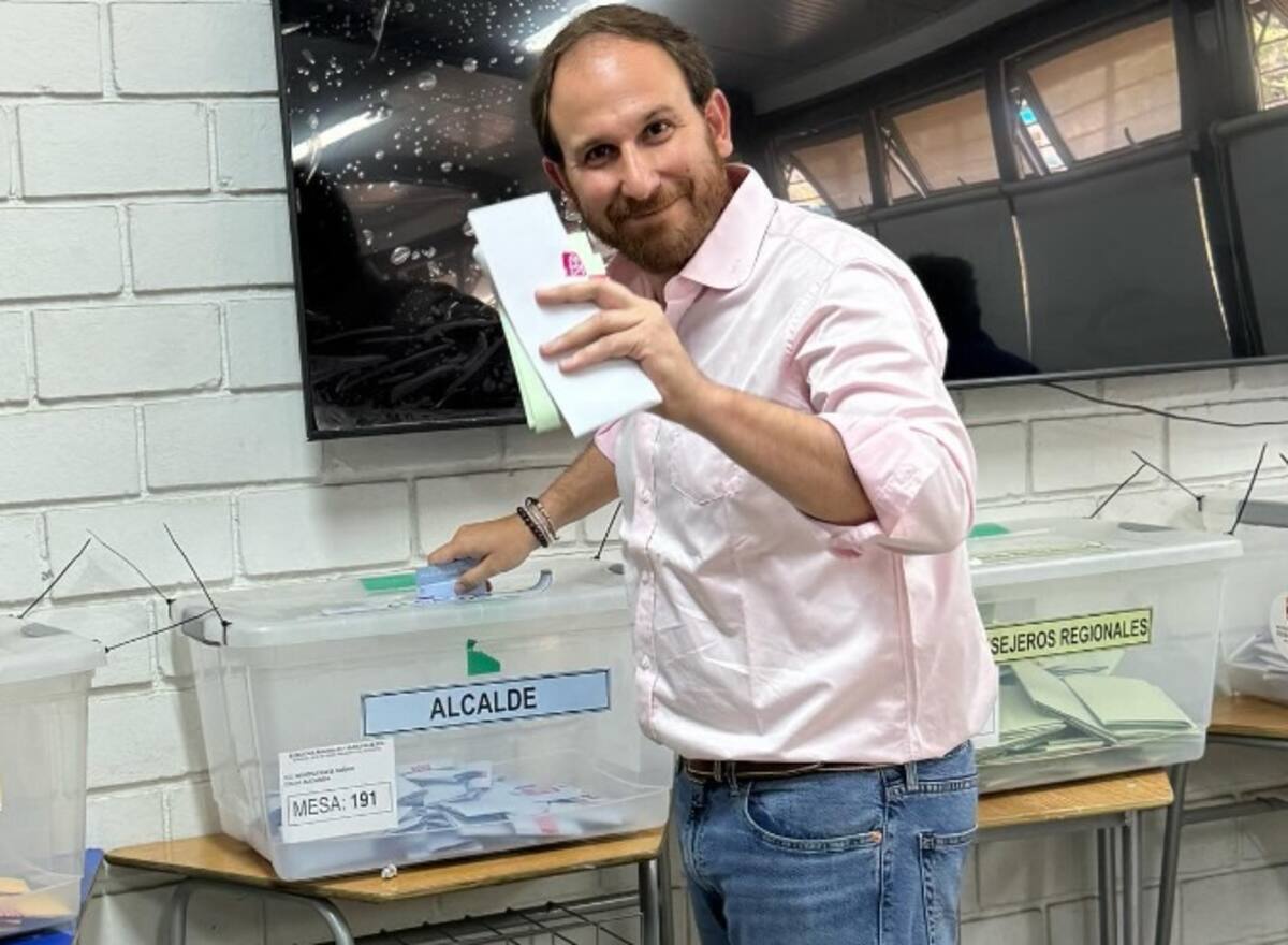 Max Luksic tras sufragar este sábado. Créditos: Instagram