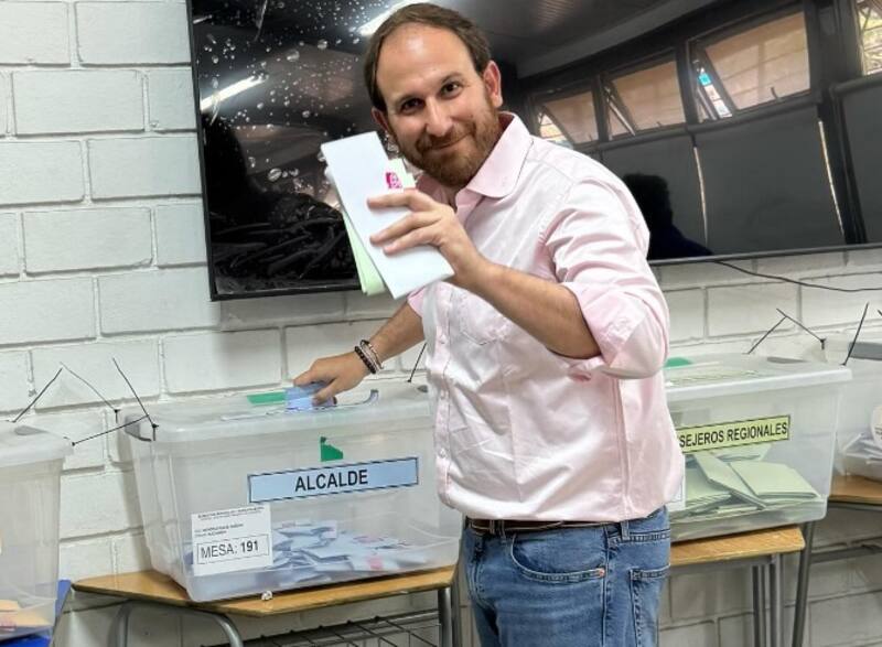 Max Luksic tras sufragar este sábado. Créditos: Instagram