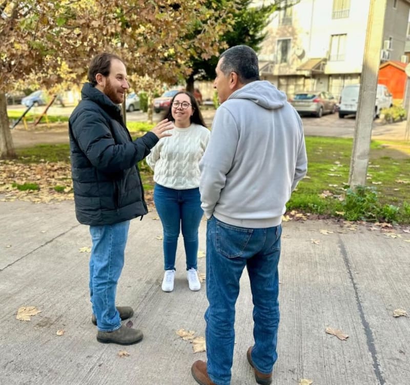 Max Luksic interactuando con los vecinos de Huechuraba. Créditos: Instagram