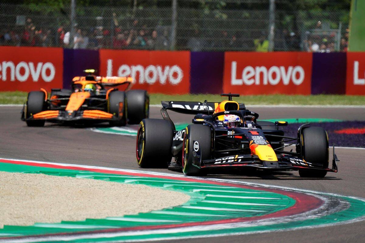 El piloto neerlandés aguantó la arremetida de Lando Norris. (Foto: EFE)