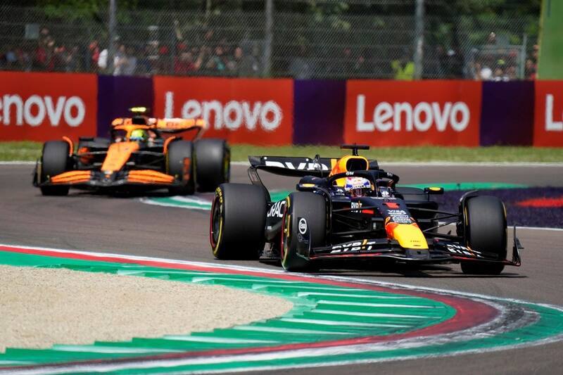 El piloto neerlandés aguantó la arremetida de Lando Norris. (Foto: EFE)