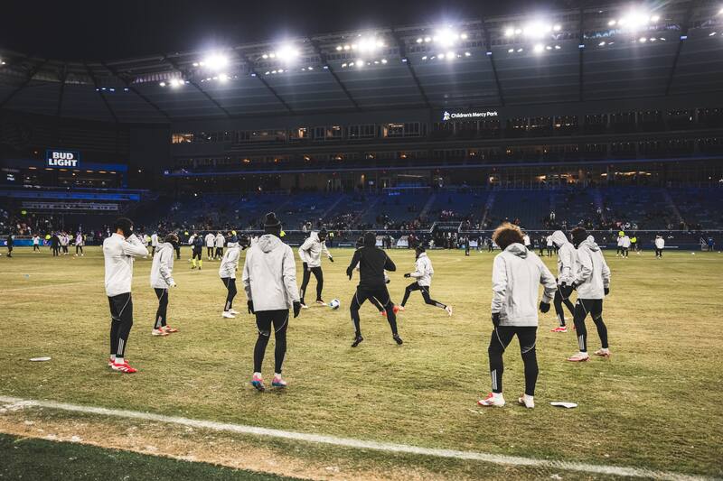 Maxi Falcón (de espalda) haciendo el trabajo previo en el Sporting Kansas vs. Inter de Miami.