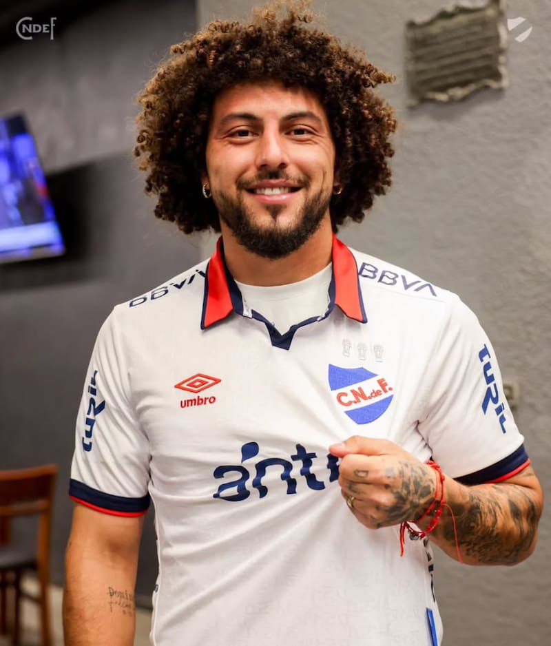 Maxi Falcón con la camiseta de Nacional.