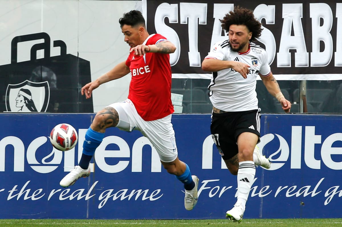 Maxi Falcón marcando a Fernando Zampedri por la Copa Chile 2023 (Foto: Aton)