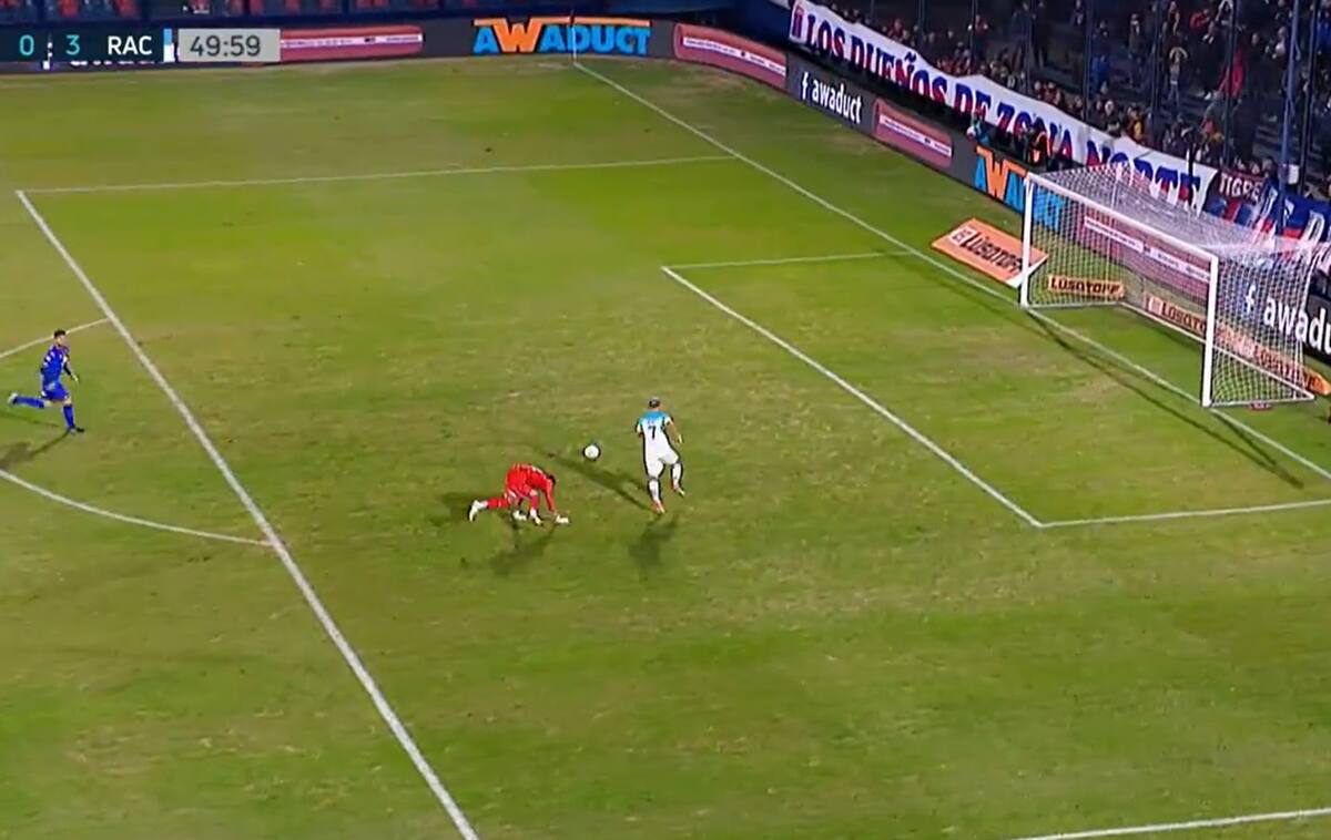 sacó aplausos con su autopase en el tercer gol de Racing Club.