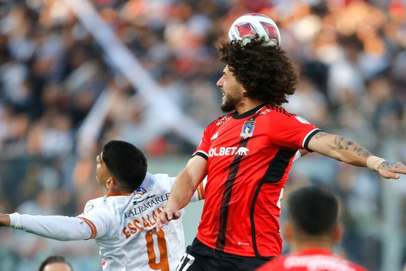 marcando a David Escalante en el duelo entre Colo Colo y Cobreloa por Copa Chile