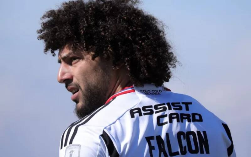 Maximiliano Falcón con la camiseta de Colo Colo.