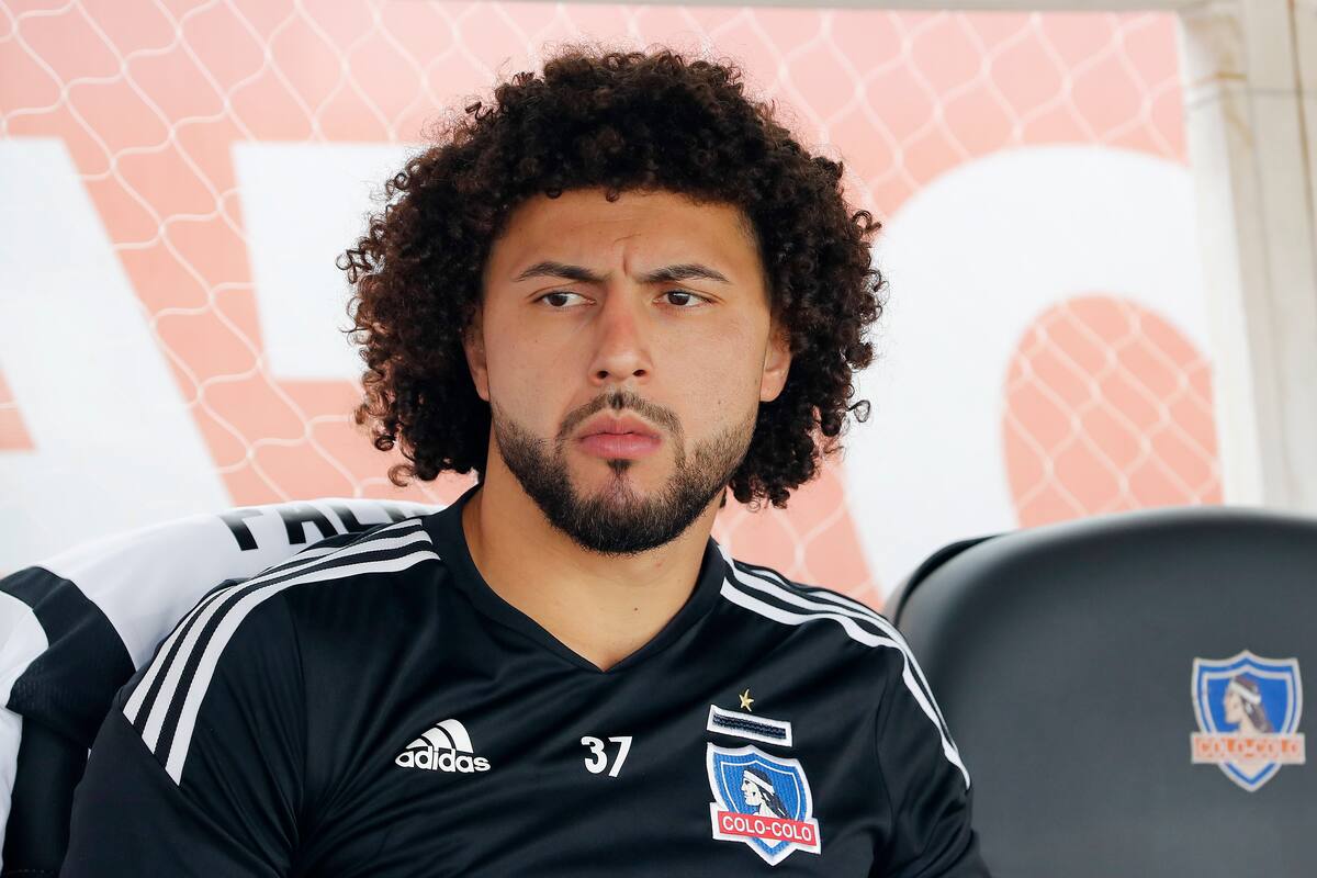 El central uruguayo con la camiseta de Colo Colo.