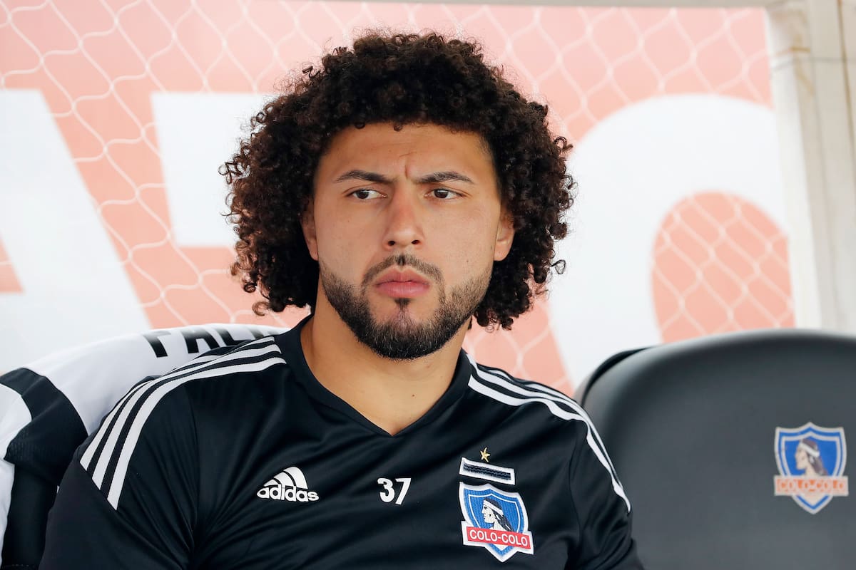 El central uruguayo con la camiseta de Colo Colo.
