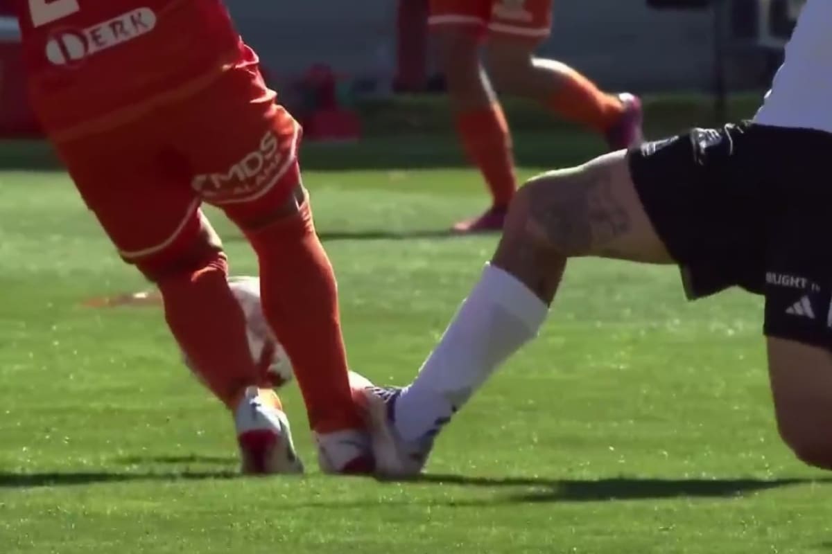 llegó tarde a una pelota dividida con Luis García.