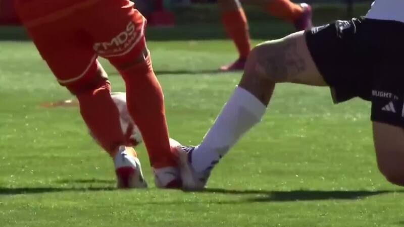 VIDEO | ¿Era roja? La polémica patada de Maxi Falcón en el primer tiempo de Colo Colo ante Cobreloa