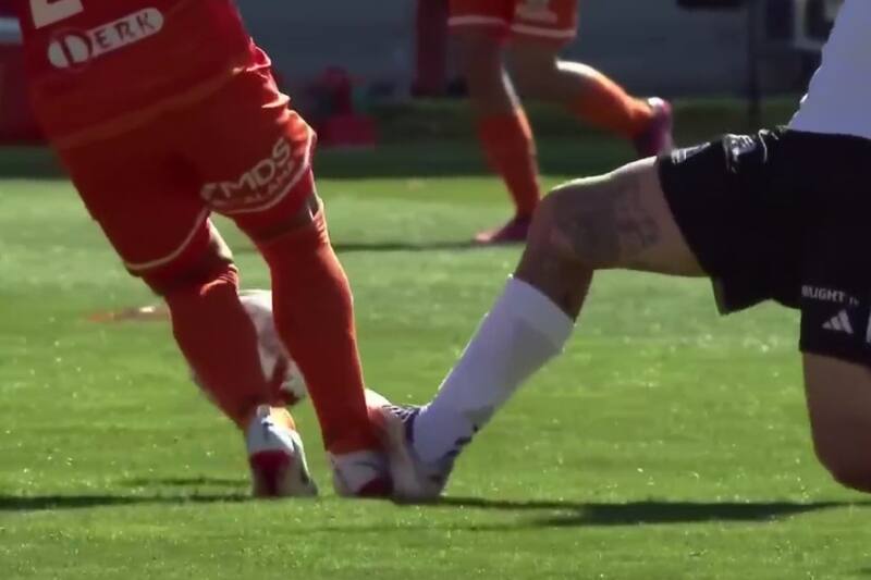 llegó tarde a una pelota dividida con Luis García.