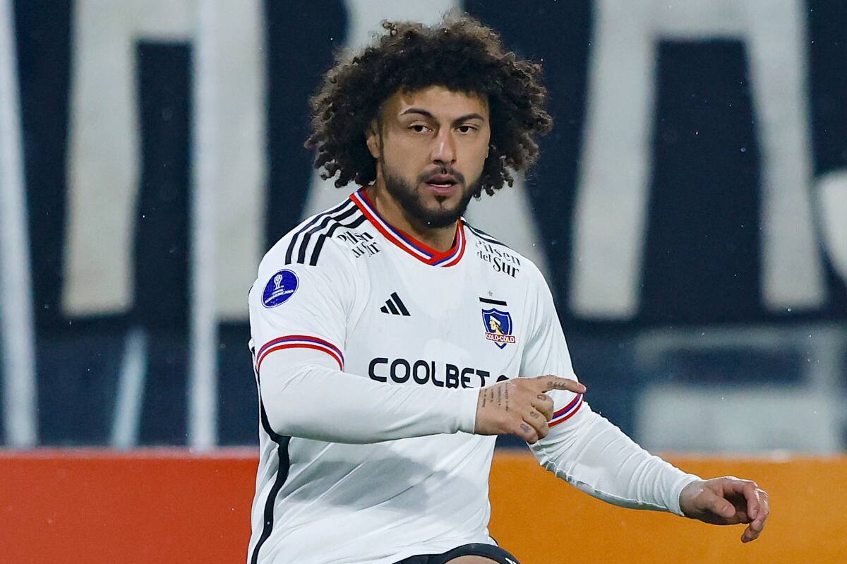 El defensa uruguayo tendría lista su continuidad en Colo Colo por dos temporadas más. (Foto: Agencia Aton)