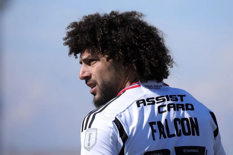 Maximiliano Falcón con un pie fuera de Colo Colo.