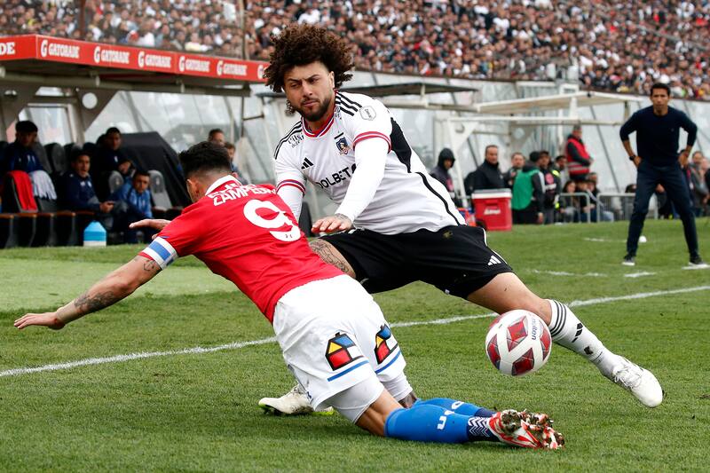 marcando a Fernando Zampedri en el partido de Colo Colo vs la UC en 2023.