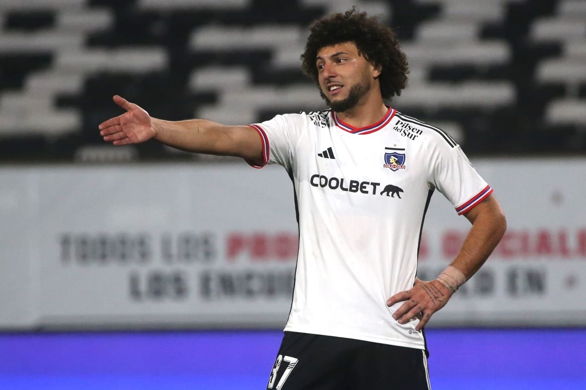 Maximiliano Falcón abre la puerta para salir de Colo Colo. Foto: Aton