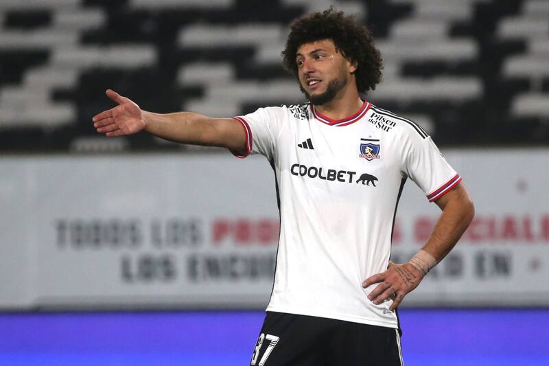 Maximiliano Falcón abre la puerta para salir de Colo Colo. Foto: Aton