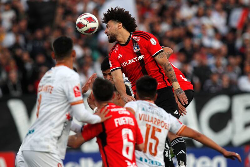 El defensa de Colo Colo quedaría suspendido por acumulación de tarjetas amarillas. (Foto: Agencia Aton)