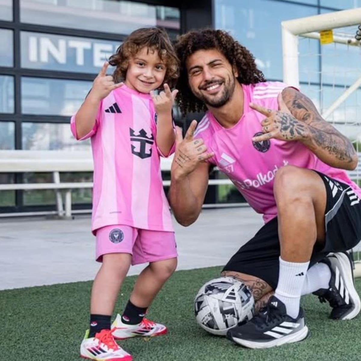 El guiño de la familia Falcón en Miami que volvió locos a los hinchas de Colo-Colo en redes sociales