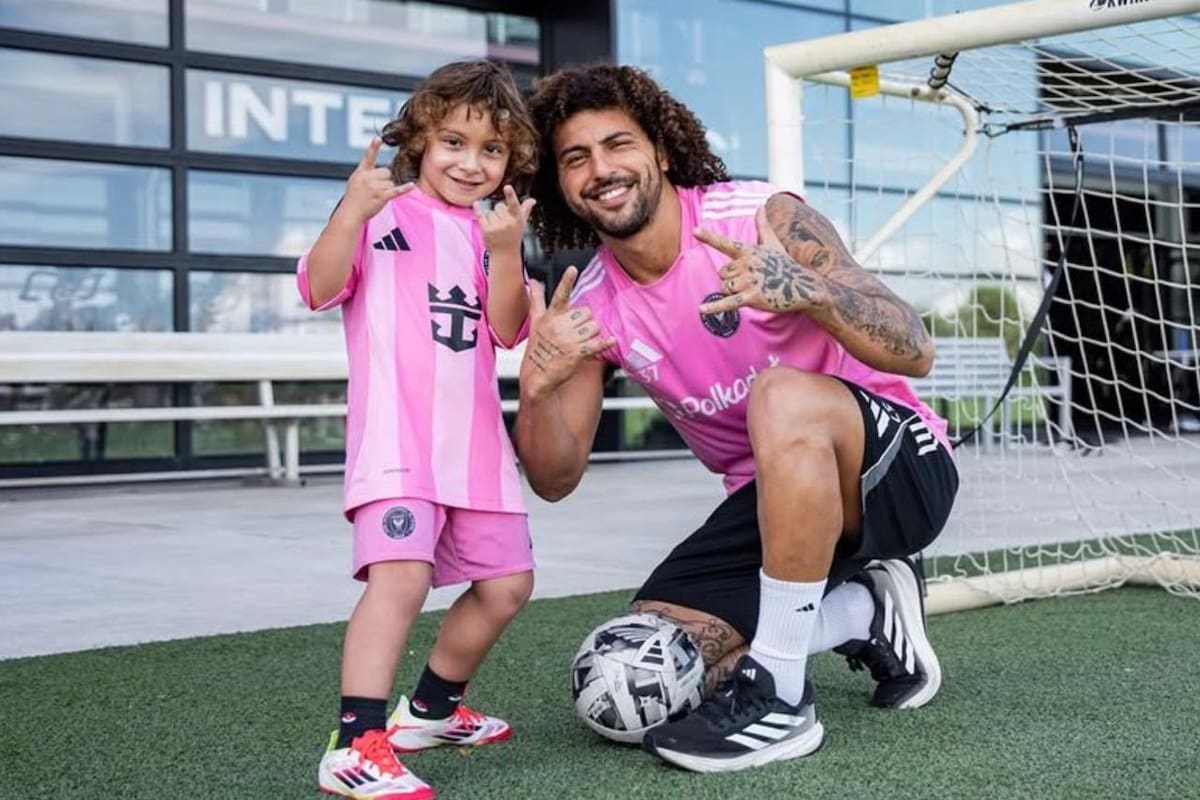 El Peluca junto a su hijo, Domingo, con camiseta del Inter Miami. Foto: Florencia Pouso en Instagram.